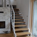 Moderné schody do domu, biela lomenicová konštrukcia