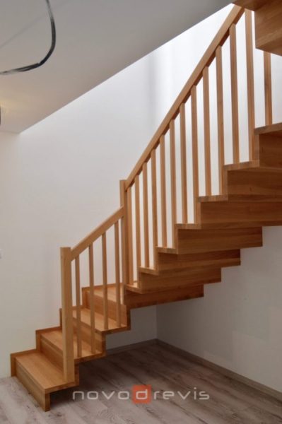 Lomenicové schody s dreveným zábradlím