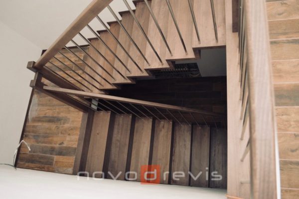 dve lomenicové schodišťové ramená s betónovou podestou