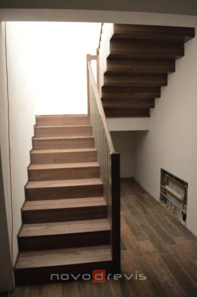 dve lomenicové schodišťové ramená s betónovou podestou