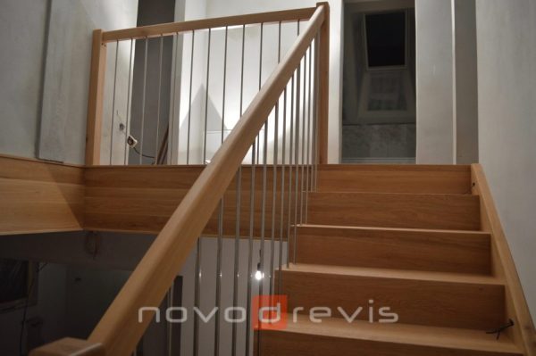 Lomenicové schodište s postrannou schodnicou, nerezové tyčky