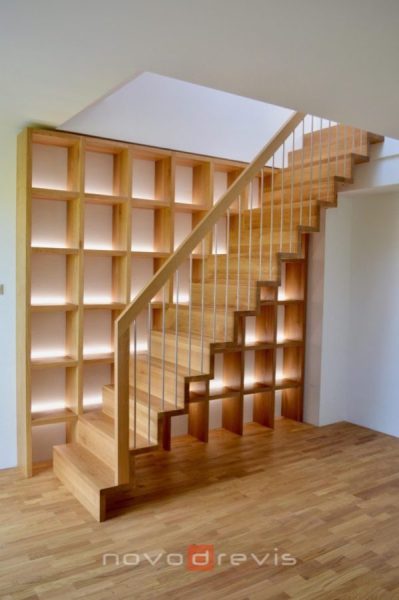 lomenicové schody do podkrovia s nosnou knižnicou