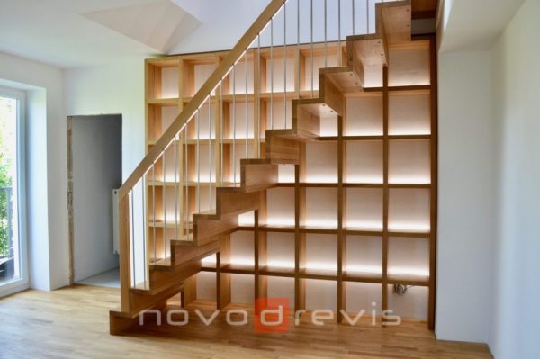 lomenicové schody do podkrovia s nosnou knižnicou