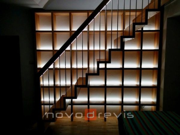 LED podsvietenie v knižnici a madle