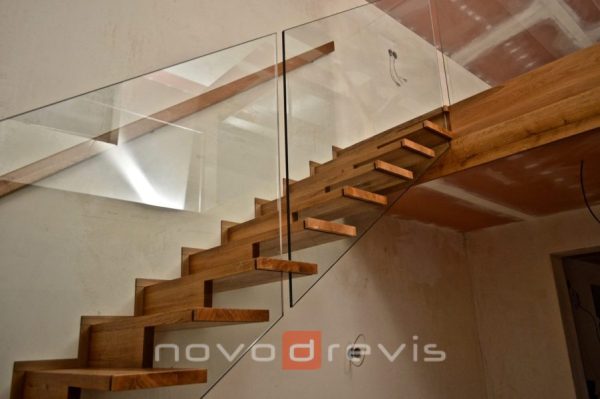 lomenicové schody so skleným zábradlím a podstupnicami do polovice schodišťového ramena