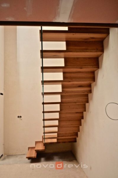 lomenicové schody so skleným zábradlím a podstupnicami do polovice schodišťového ramena