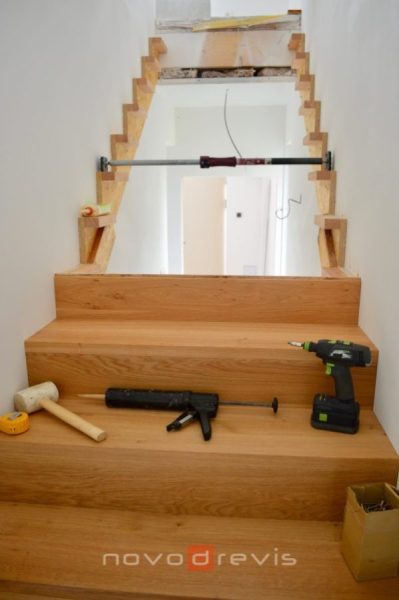 konštrukcia uchytenia schodišťa medzi dvomi stenami