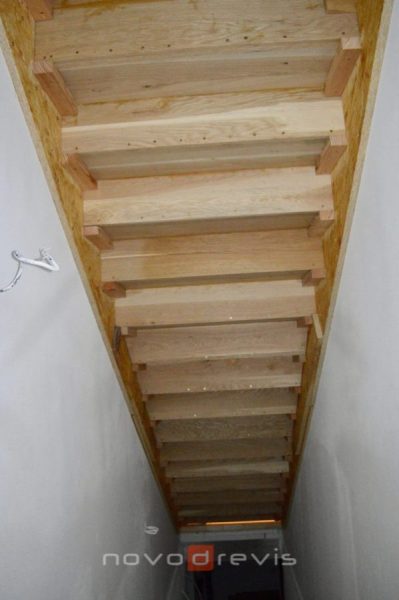 konštrukcia uchytenia schodišťa medzi dvomi stenami