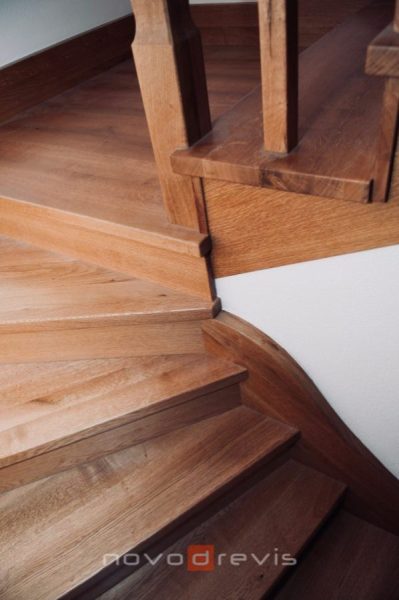 obklad schodišťa, zábradlie s drevenými stĺpikmi