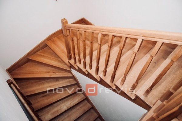obklad schodišťa, zábradlie s drevenými stĺpikmi