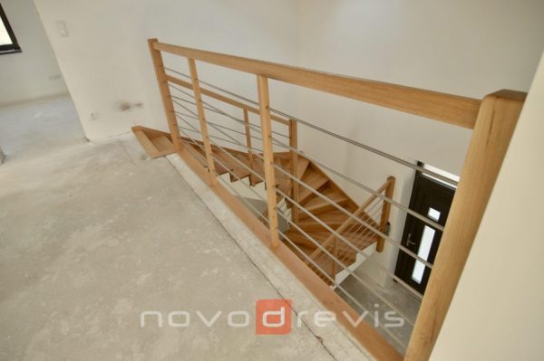 drevený obklad schodišťa v kombinácii s nerezom