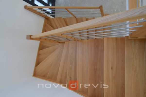 drevený obklad schodišťa v kombinácii s nerezom
