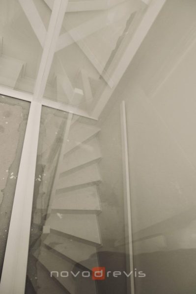 biele schodište so sklenou výplňou