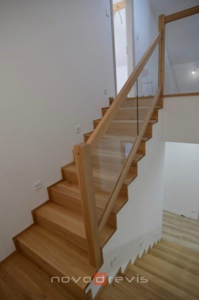 dubové schodište v kombinácii so sklom