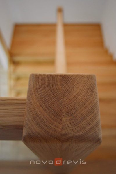 dubové schodište v kombinácii so sklom