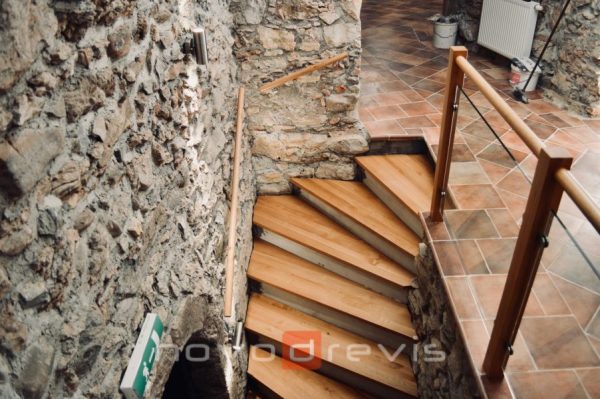 obklad schodišťa s podsvietením stupňov