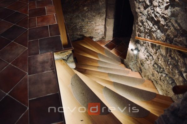 obklad schodišťa s podsvietením stupňov