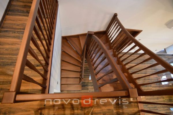 morené bukové schodište drevené frézované stĺpiky