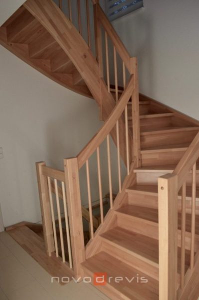 bukové schody cez dve podlažia s podstupnicami