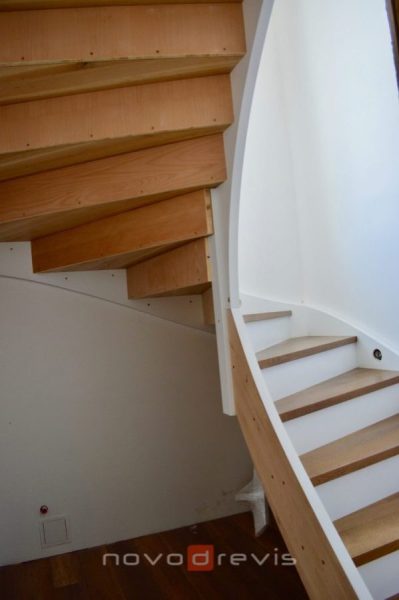 na sterednú časť schodišťa namontujú sádrokartónovú priečku tvoriacu úložný priestor pod schodišťom