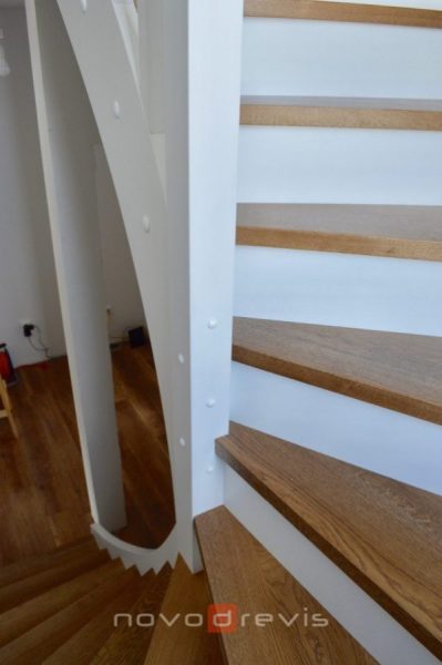 morené schodište kombinované s bielou