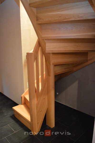 Chatové schodište s podstupnicami vo veľmi malom priestore