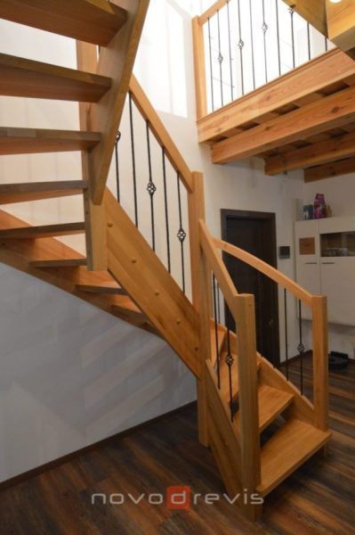 drevené schody s kovovou výplňov zábradlia