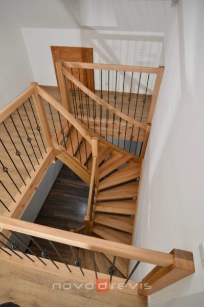 drevené schody s kovanými stĺpikmi