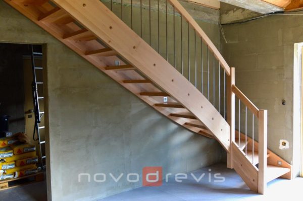 Bukové schody so zvislou nerezovou výplňou
