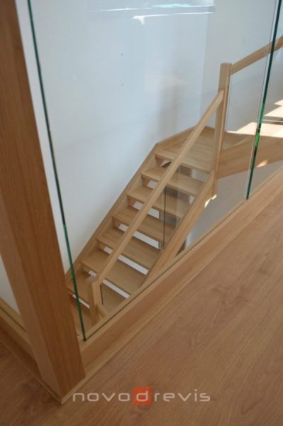 sklenená výplň zábradlia na drevenom schodišti